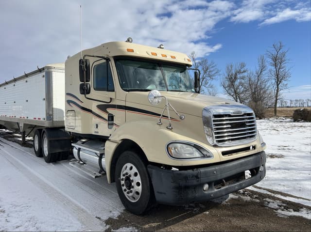 Image of Freightliner Columbia 120 equipment image 2