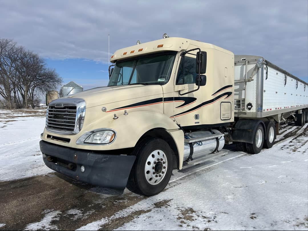 Image of Freightliner Columbia 120 Primary image