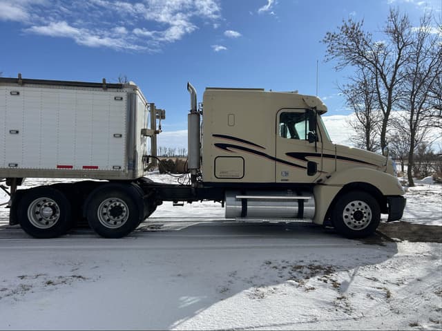 Image of Freightliner Columbia 120 equipment image 3