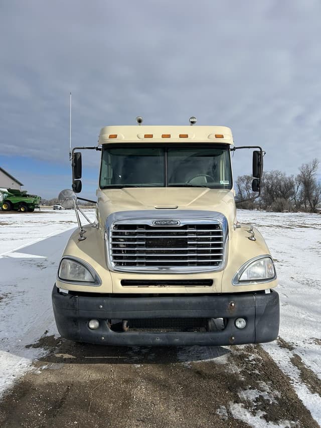 Image of Freightliner Columbia 120 equipment image 1
