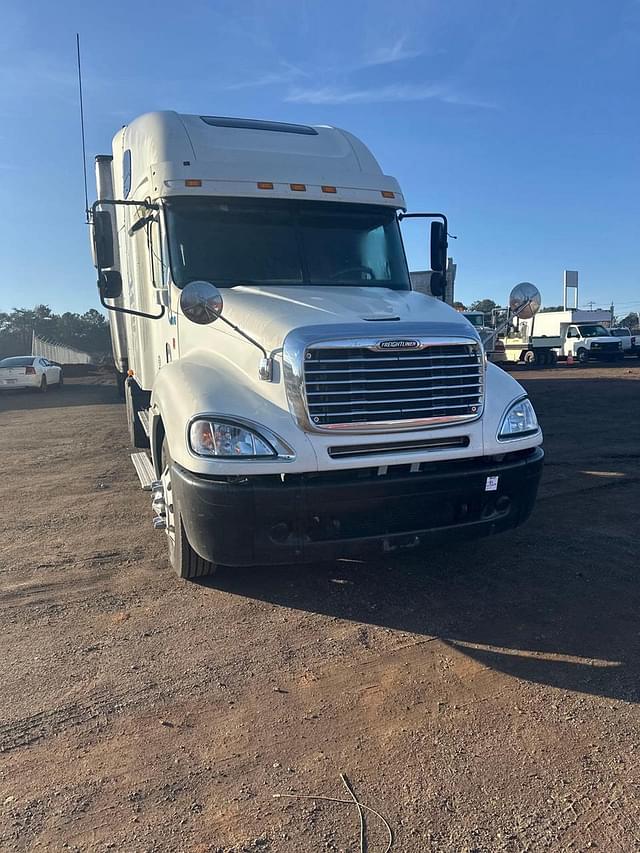 Image of Freightliner Columbia 120 equipment image 4