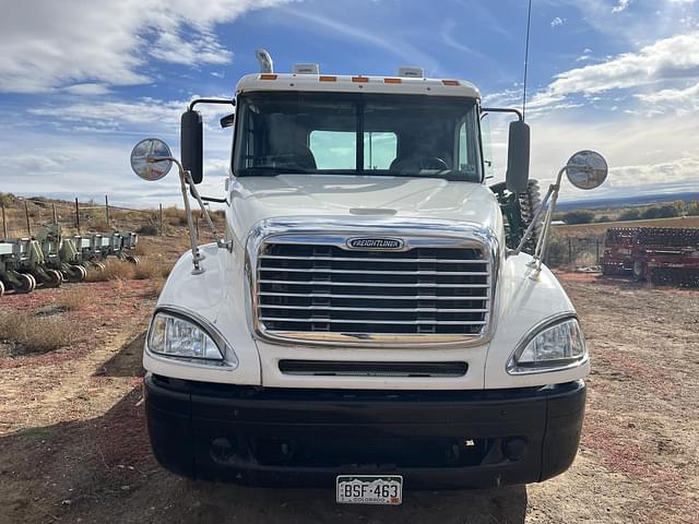 Image of Freightliner Columbia 120 equipment image 1