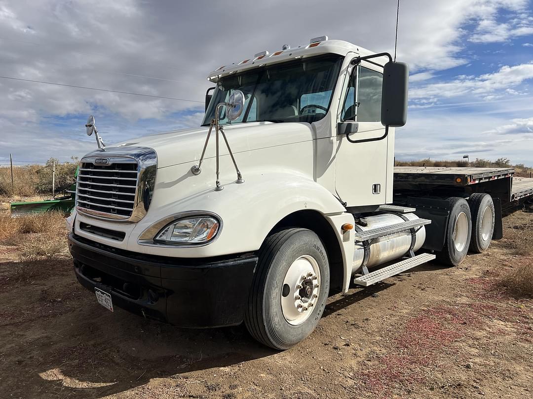 Image of Freightliner Columbia 120 Primary image