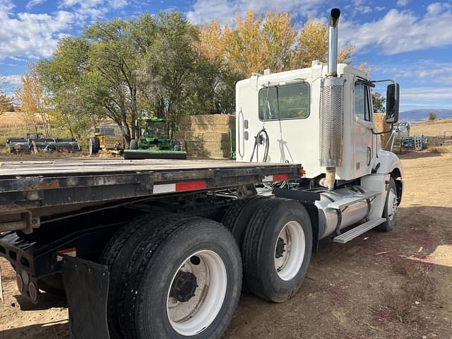 Image of Freightliner Columbia 120 equipment image 4