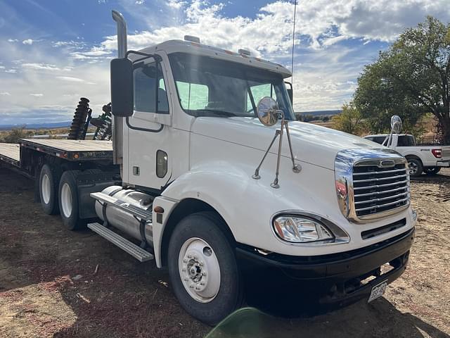 Image of Freightliner Columbia 120 equipment image 2