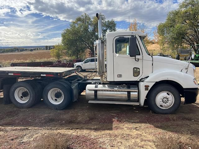 Image of Freightliner Columbia 120 equipment image 3