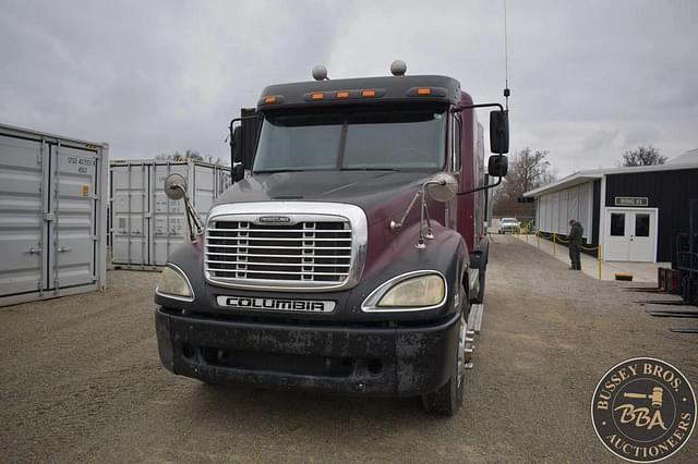 Image of Freightliner FLD120 equipment image 3