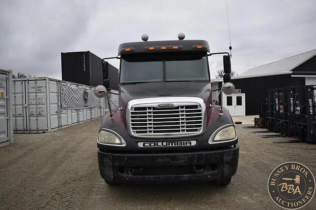 Image of Freightliner FLD120 equipment image 4