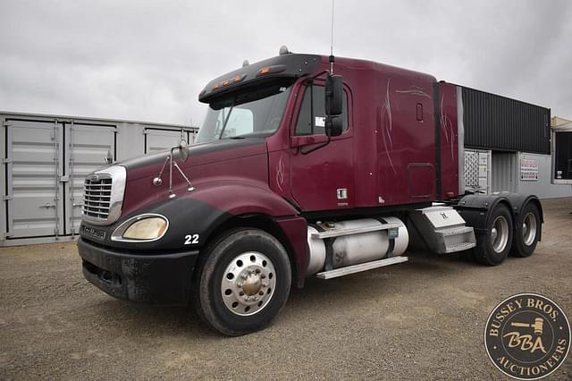 Image of Freightliner FLD120 equipment image 1