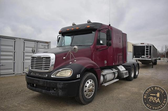 Image of Freightliner FLD120 equipment image 2