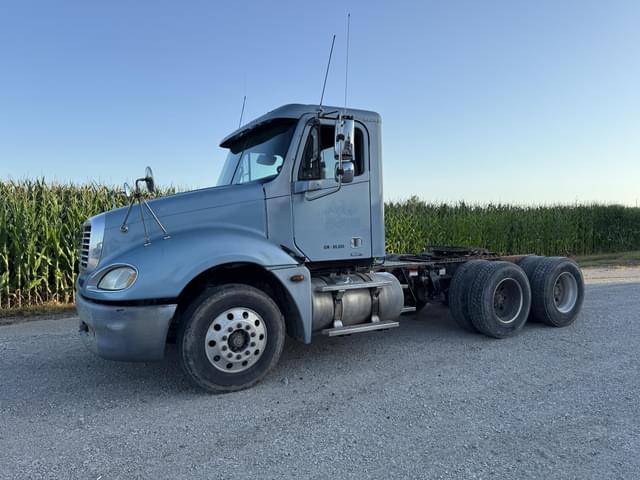 Image of Freightliner Columbia 120 equipment image 3