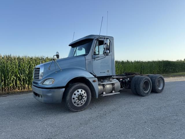 Image of Freightliner Columbia 120 equipment image 2