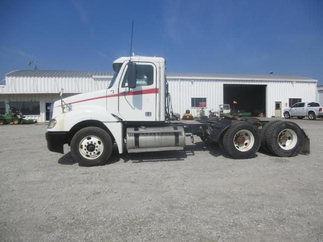Image of Freightliner Columbia 120 equipment image 3