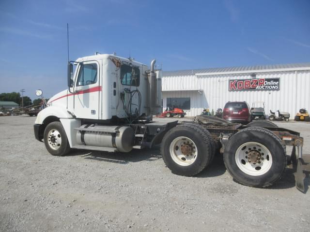 Image of Freightliner Columbia 120 equipment image 4