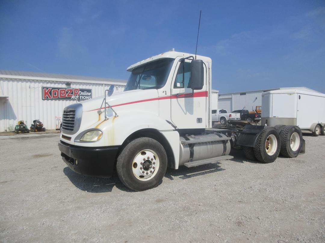 Image of Freightliner Columbia 120 Primary image