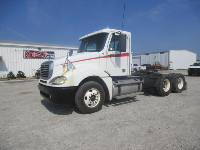 Image of Freightliner Columbia 120 equipment image 2