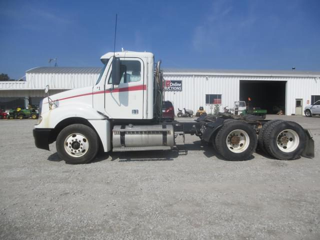 Image of Freightliner Columbia 120 equipment image 1