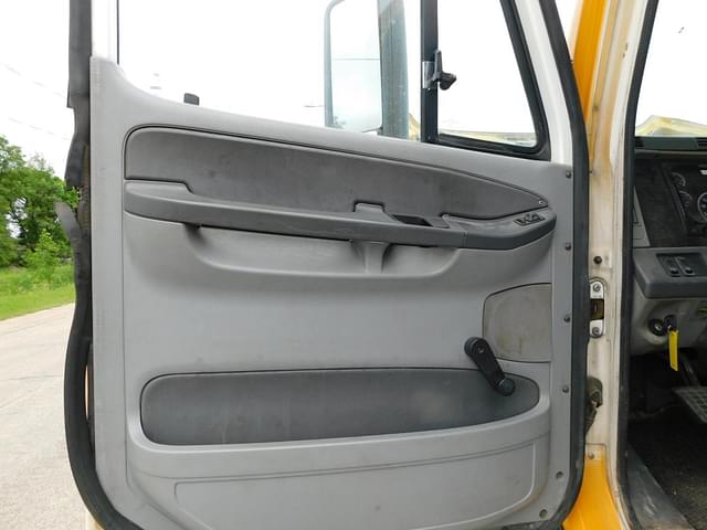 Image of Freightliner Columbia 120 equipment image 4