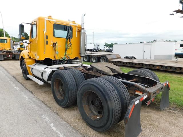 Image of Freightliner Columbia 120 equipment image 3