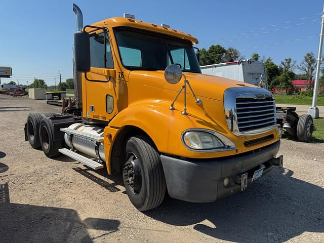 Image of Freightliner Columbia 120 equipment image 1