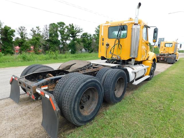 Image of Freightliner Columbia 120 equipment image 2