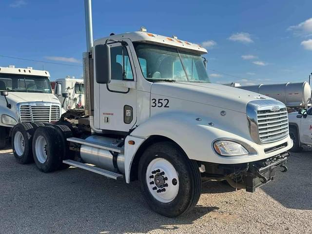 Image of Freightliner Columbia 120 equipment image 2
