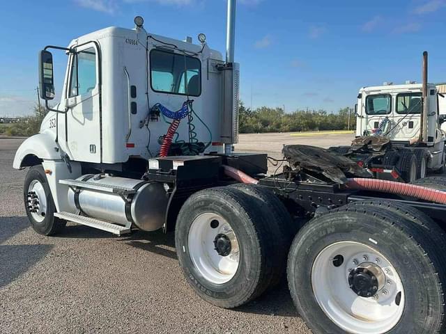 Image of Freightliner Columbia 120 equipment image 4