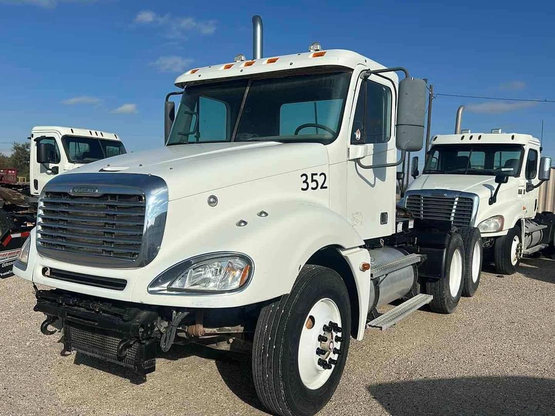 Image of Freightliner Columbia 120 Primary image