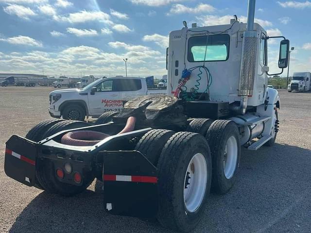 Image of Freightliner Columbia 120 equipment image 3