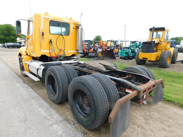 Image of Freightliner Columbia 120 equipment image 3