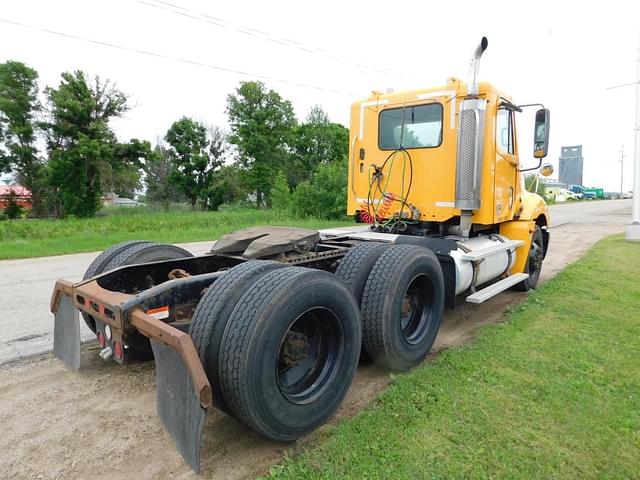 Image of Freightliner Columbia 120 equipment image 2