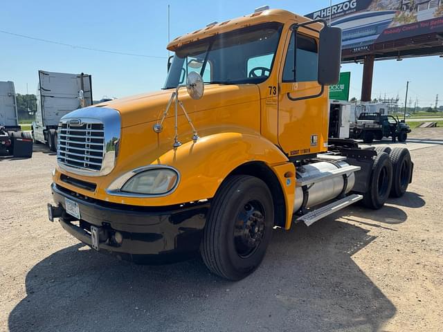 Image of Freightliner Columbia 120 equipment image 1