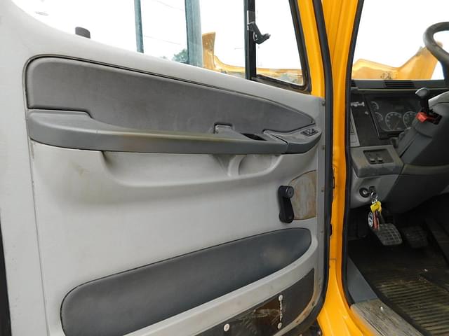 Image of Freightliner Columbia 120 equipment image 4