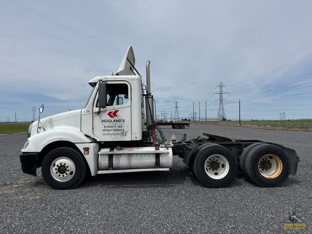 Image of Freightliner Columbia 120 equipment image 1