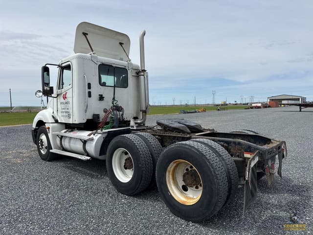 Image of Freightliner Columbia 120 equipment image 2