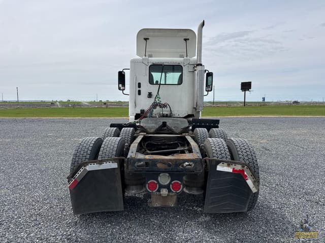 Image of Freightliner Columbia 120 equipment image 3