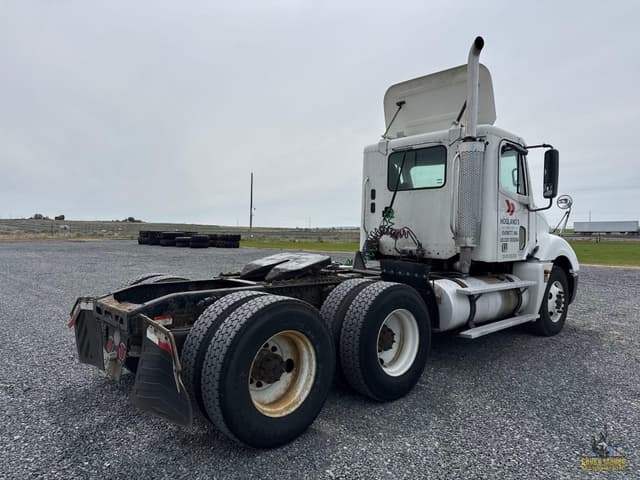 Image of Freightliner Columbia 120 equipment image 4