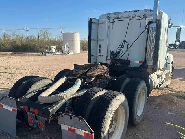 Image of Freightliner Columbia 120 equipment image 2