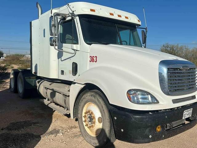 Image of Freightliner Columbia 120 equipment image 1