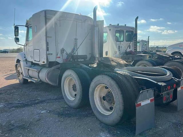 Image of Freightliner Columbia 120 equipment image 3