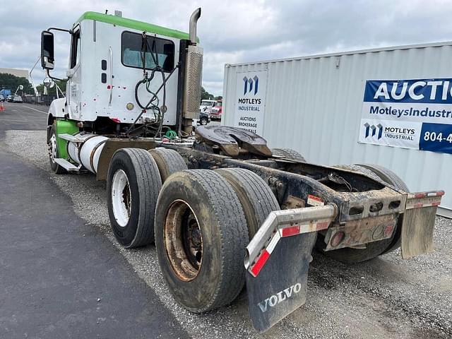 Image of Freightliner Columbia 120 equipment image 1