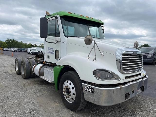 Image of Freightliner Columbia 120 equipment image 3