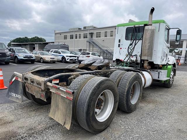 Image of Freightliner Columbia 120 equipment image 2