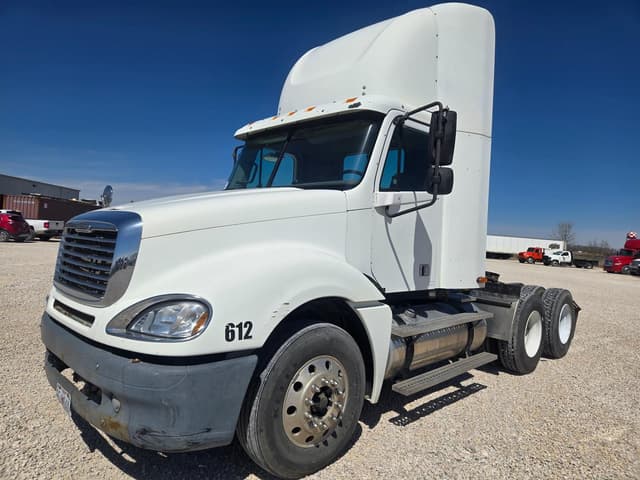 Image of Freightliner Columbia 120 equipment image 1