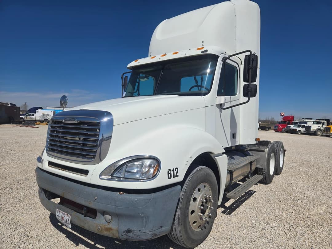 Image of Freightliner Columbia 120 Primary image