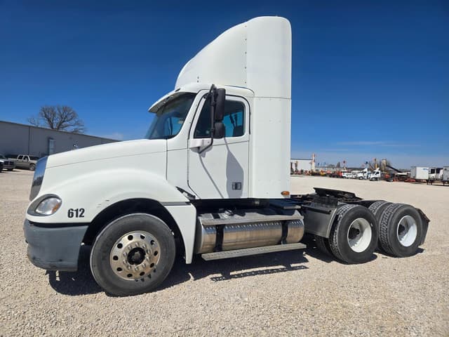 Image of Freightliner Columbia 120 equipment image 3