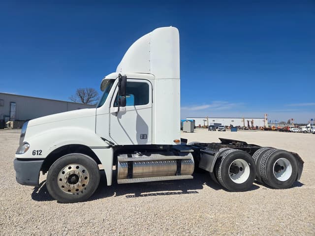 Image of Freightliner Columbia 120 equipment image 4