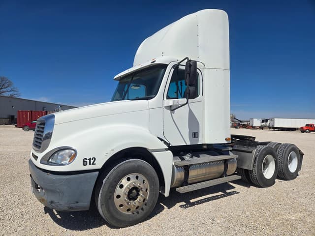 Image of Freightliner Columbia 120 equipment image 2