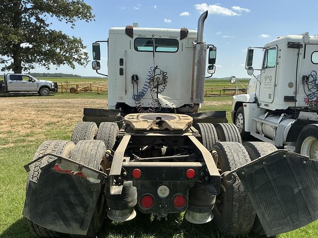 Image of Freightliner Columbia 120 equipment image 3