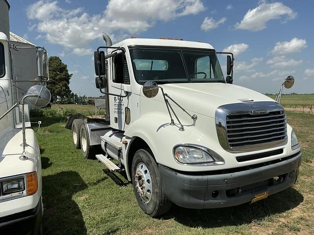 Image of Freightliner Columbia 120 equipment image 2